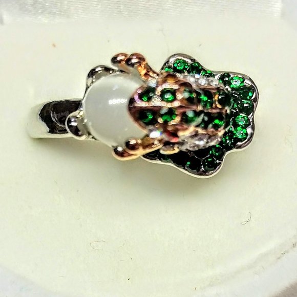 Silver and green rhinestone Frog ring.  Frog is holding a dew drop - Picture 3 of 5